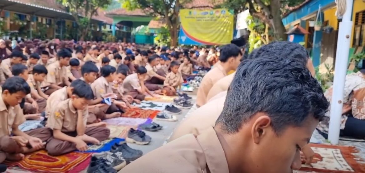 Implementasikan  Kebiasaan Anak Indonesia Hebat kedua SMPN 4 Kotabaru Melaksankan Pembiasaan Jum’at Religi