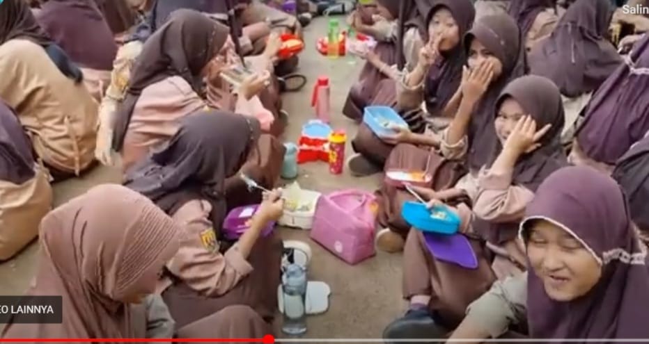 Bagaimana Peran SMPN 4 Kotabaru untuk Menumbuhkan Kebiasaan Anak Indonesia Hebat yang ke 4_ Kebiasaan Makan Sehat dan Bergizi
